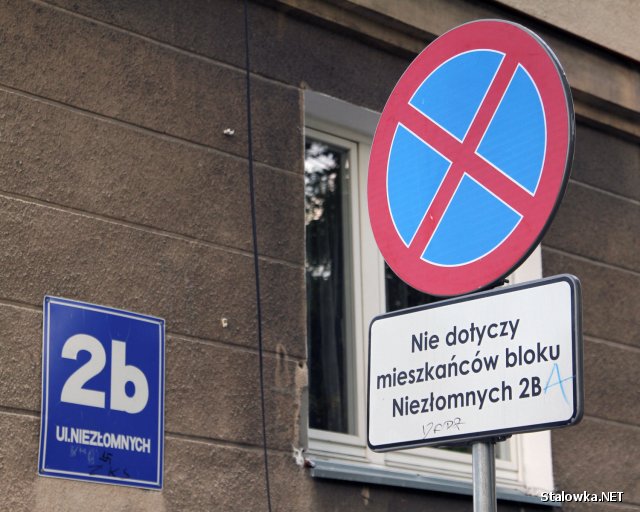 Sporny znak został postawiony na wniosek mieszkańców ulicy Niezłomnych 2b.