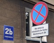 Sporny znak został postawiony na wniosek mieszkańców ulicy Niezłomnych 2b.