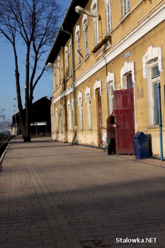 Odnowiony peron na stacji kolejowej w Rozwadowie.