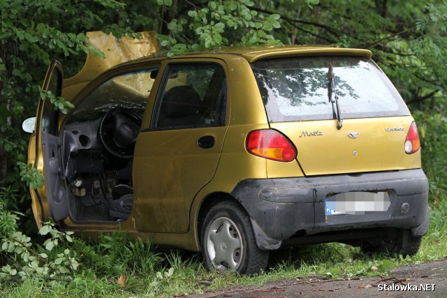 Jak wynika ze wstępnych ustaleń, 25-letnia kobieta, jadąca samochodem marki daewoo matiz wypadła z łuku drogi.