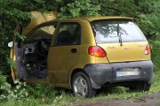 Jak wynika ze wstępnych ustaleń, 25-letnia kobieta, jadąca samochodem marki daewoo matiz wypadła z łuku drogi.