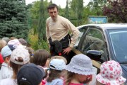 Stalowowolski kierowca wyścigowy Krzysztof Faraś spotkał się z dziećmi z Przedszkola nr 4.