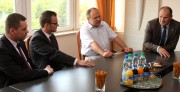 Spotkanie władz obydwu powiatów (od lewej): wicestarosta Mariusz Sołtys, starosta Robert Fila, starosta Szczepan Chrzęst oraz wicestarosta Marek Jasiński.
