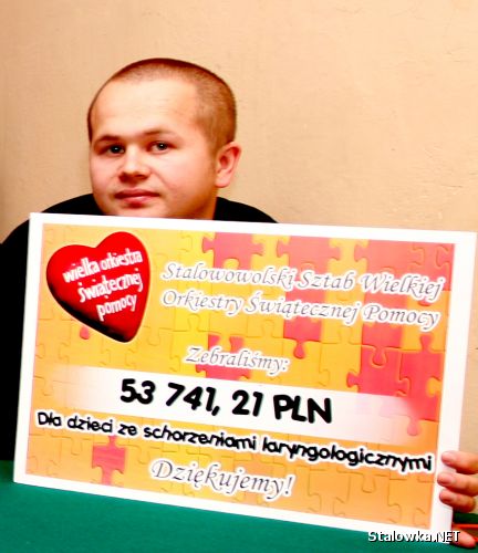 Marcin Kotuła ze stalowowolskiego sztabu WOŚP zaprezentował czek.