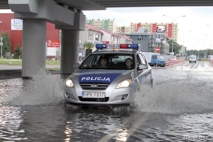 Potężna nawałnica nad Stalową Wolą zalała ulice w centrum miasta.