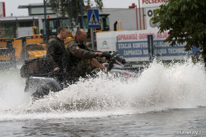 Potężna nawałnica nad Stalową Wolą zalała ulice w centrum miasta.