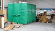 Posegregowane odpady trafiają do ogromnych kontenerów.