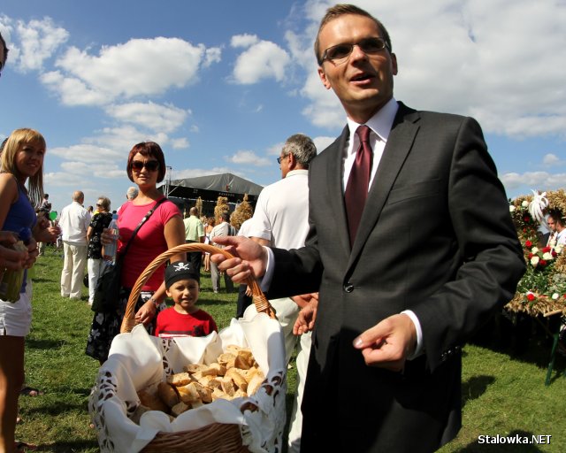 Starosta Stalowowolski Robert Fila częstował przybyłych gości chlebem.