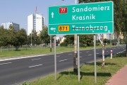Kłopotliwy drogowskaz (E-2) umieszczany jest przy Drodze Krajowej nr 77 przed skrzyżowaniem z Drogą Wojewódzką nr 871.