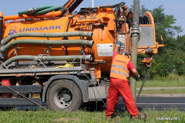 Od kilku dni na stalowowolskich ulicach można obserwować pracę wadowickiej firmy prowadzącej monitoring kanalizacji deszczowej.