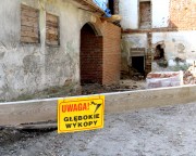 W Charzewicach trwają prace zabezpieczające budynki przed zniszczeniem.