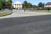 Wylany kawałek asfaltu przy Muzeum Regionalnym w Stalowej Woli poprawi jego wizerunek.