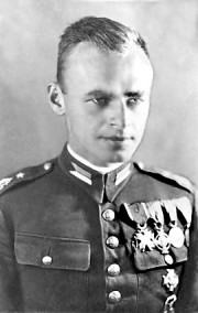 Rotmistrz Witold Pilecki należał do kawalerii Wojska Polskiego. Był współzałożycielem Tajnej Armii Polskiej, żołnierzem Armii Krajowej, więźniem i organizatorem ruchu oporu w w Auschwitz-Birkenau.