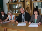 Podpisanie aktu notarialnego: syndyk Anna Brzozowska (druga z lewej) oraz Lidia Kołodziejska (pierwsza z prawej) i Antoni Rusinek (w środku) w imieniu zarządu HSW S.A.