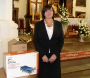 Anna Szewc z ZPO prezentuje nowy sprzęt zakupiony przez stowarzyszenie Pokój i Dobro.
