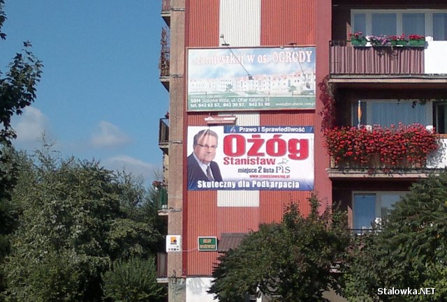 Plakat wyborczy na elewacji bloku jednej ze spółdzielni mieszkaniowych w Stalowej Woli.