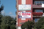 Plakat wyborczy na elewacji bloku jednej ze spółdzielni mieszkaniowych w Stalowej Woli.