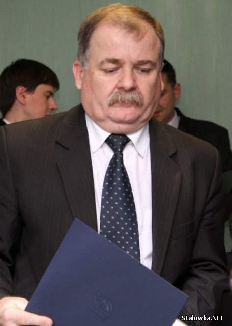 Janusz Zarzeczny jako pierwszy poruszył kwestię ogłoszenia konkursu na stanowisko dyrektora Zespołu Szkół Ponadgimnazjalnych nr 2, wyrażając swoje niezadowolenie.