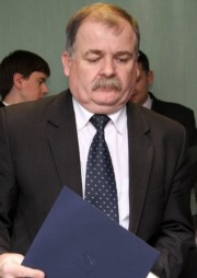 Janusz Zarzeczny jako pierwszy poruszył kwestię ogłoszenia konkursu na stanowisko dyrektora Zespołu Szkół Ponadgimnazjalnych nr 2, wyrażając swoje niezadowolenie.