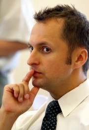 Wyraźnie urażony uwagami wiceprzewodniczącego Dariusza Przytuły dotyczącymi nieobecności podczas komisji, Alfred Rzegocki nazwał go szczurem.