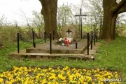 W 1974 roku w miejscu ludobójstwa pod dębami postawiono krzyż i pomnik. 