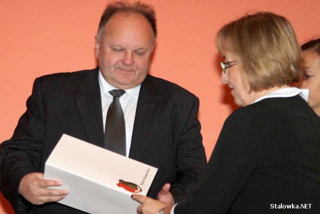 Prezydent miasta uhonorował łącznie 18 nauczycieli oraz siedmiu dyrektorów stalowowolskich szkół i przedszkoli gratyfikacjami w wysokości 2,6 tys. zł.