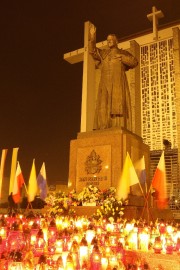 Pomnik Jana Pawła II przed Bazyliką Mniejszą w Stalowej Woli.