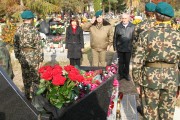 W samo południe przedstawiciele Wojskowej Komendy Uzupełnień w Nisku na stalowowolskim cmentarzu komunalnym, złożyli wieńce oraz zapalili znicze na grobie kaprala Michała Kołka.