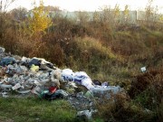 Przy rondzie obok klasztoru w Rozwadowie powstało dzikie wysypisko śmieci, które w najbliższym czasie miasto planuje zlikwidować.