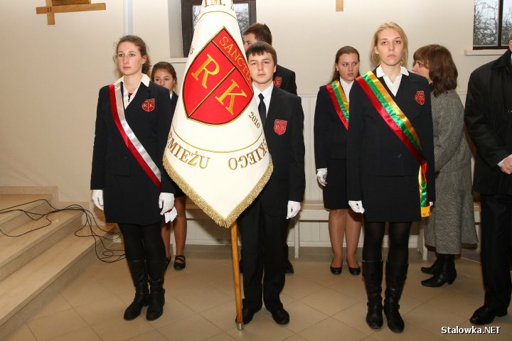 Stalowowolska delegacja przekazała sztandar polskiej szkole na Litwie w miejscowości Niemież.