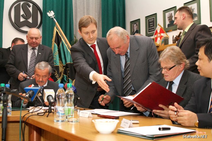 Uroczyste podpisanie umowy pakietu socjalnego w Hucie Stalowa Wola.