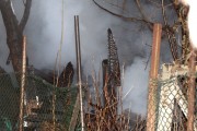 Całkowitemu spaleniu uległa drewniana szopa, w której był zgromadzony opał oraz narzędzia ogrodnicze.