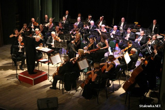 Orkiestra Symfoniczna Filharmonii Zabrzańskiej na deskach stalowowolskiego MDK, podczas Koncertu Noworocznego.