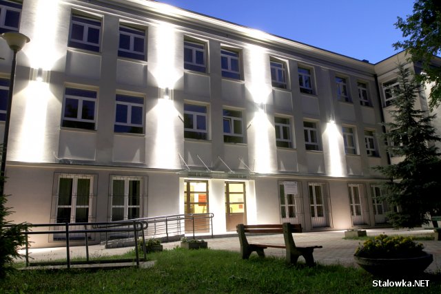 Stalowowolskie LO im. KEN jest piątą szkołą ponadgimnazjalną na Podkarpaciu i 124 w Polsce.