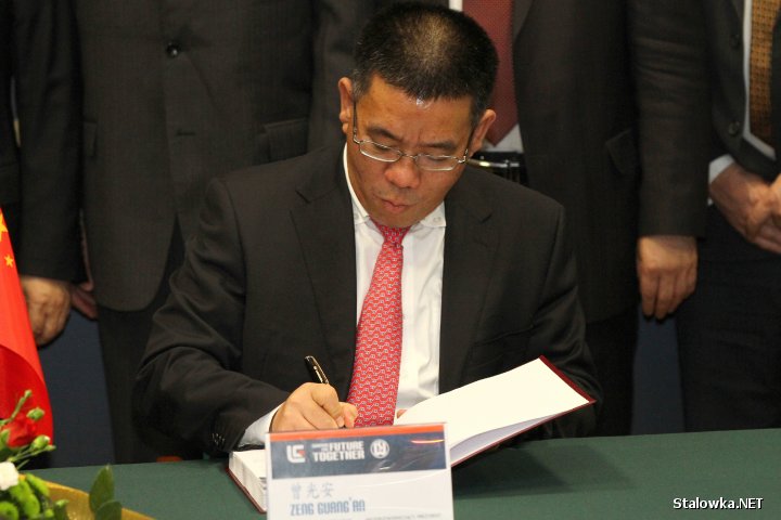 Uroczyste podpisanie umowy sprzedaży Oddziału I Huty Stalowa Wola chińskiemu koncernowi LiuGong na zamku w Baranowie Sandomierskim. Na zdjęciu Zeng Guangan prezydent LiuGong.