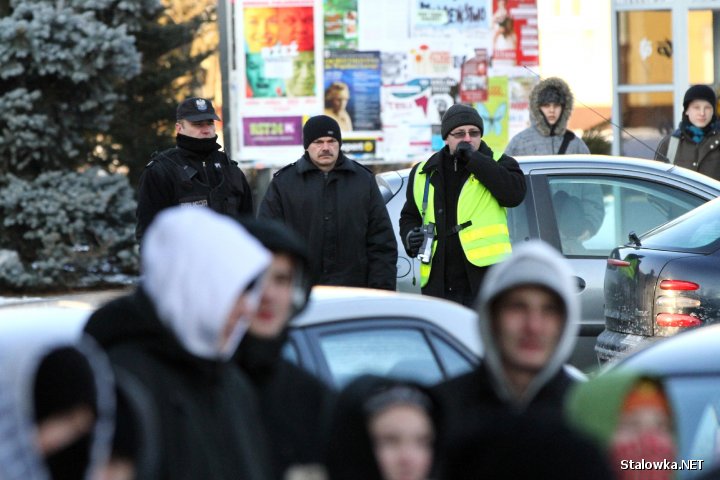 Manifestacja przed Urzędem Miasta w Stalowej Woli przeciwko ACTA. Funkcjonariusze policji ze stalowowolskiego wydziału prewencji zabezpieczali manifestację.