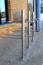 O tym, że Bank BGŻ kocha rower, świadczą między innymi stylowe stojaki zamontowane przed placówką.