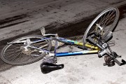 Wskutek nierozważnego manewru doszło do potrącenia rowerzysty.