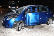 Toyota yaris po wyjściu z łuku drogi stracił panowanie nad pojazdem, uderzając bokiem od strony kierowcy w latarnię.