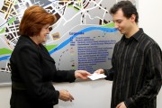 Dawid Romaniak odbiera z rąk prezes Zielonej Stalówki nagrodę pieniężną w wysokości 1000 złotych brutto.
