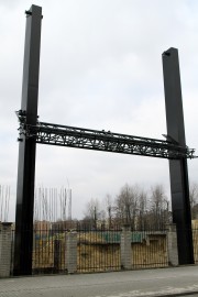 W tym tygodniu do Stalowej Woli sprowadzone zostały pierwsze dwa filary pod zadaszenie trybuny stadionu piłkarskiego od strony ul. Hutniczej.