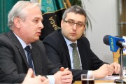 Od lewej: Prezes Generalny HSW S.A. Krzysztof Trofiniak oraz pełnomocnik Prezesa Rady Ministrów Wojciech Dąbrowski.