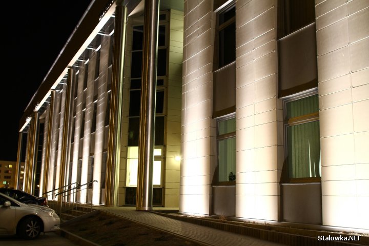 Nocne zdjęcie gmachu Sądu Rejonowego oraz Prokuratury rejonowej w Stalowej Woli.