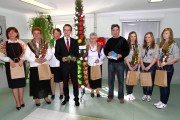 Dwu i pół metrową palmę wielkanocną, zdobioną kolorowymi kwiatami z bibuły i krepiny, sprezentowali Starostwu Powiatowemu w Stalowej Woli przedstawiciele działającej od ponad roku Izby Regionalnej w Antoniowie.