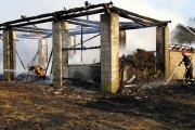 Dwie doszczętnie spalone stodoły, to skutek wypalania traw w miejscowości Słomiana, koło Stalowej Woli, w gminie Pysznica.
