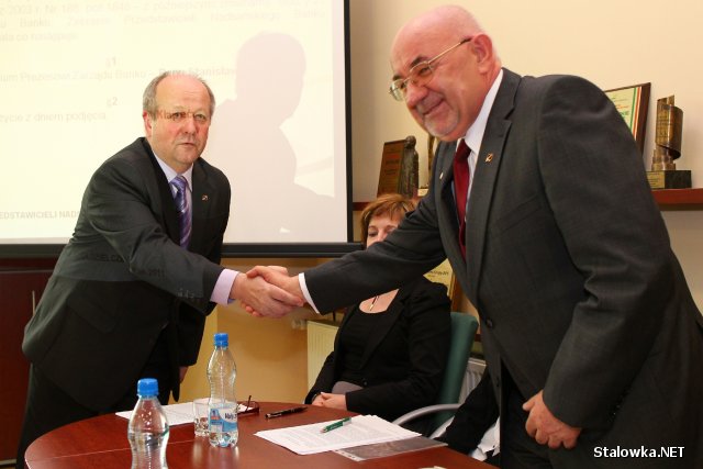 Przewodniczący Rady Nadzorczej Andrzej Kocój gratuluje prezesowi Stanisławowi Kłapciowi, uzyskanego absolutorium.