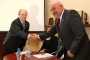 Przewodniczący Rady Nadzorczej Andrzej Kocój gratuluje prezesowi Stanisławowi Kłapciowi, uzyskanego absolutorium.