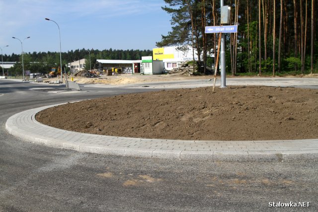 Rondo powstało w ramach kompleksowego uzbrojenia i przygotowania terenów inwestycyjnych w rejonie drogi łączącej ulicę Grabskiego z ulicą Kwiatkowskiego.