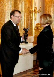 Lucyna Mizera podczas zeszłorocznej gali odbiera nagrodę z rąk Ministra Kultury i Dziedzictwa Narodowego, Kazimierza Ujazdowskiego.
