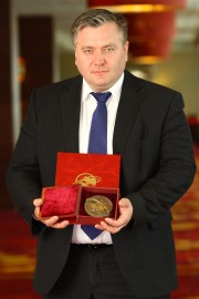 Medal dla prezesa HSW S.A. odebrał prełnomocnik zarządu Bartosz Kopyto.